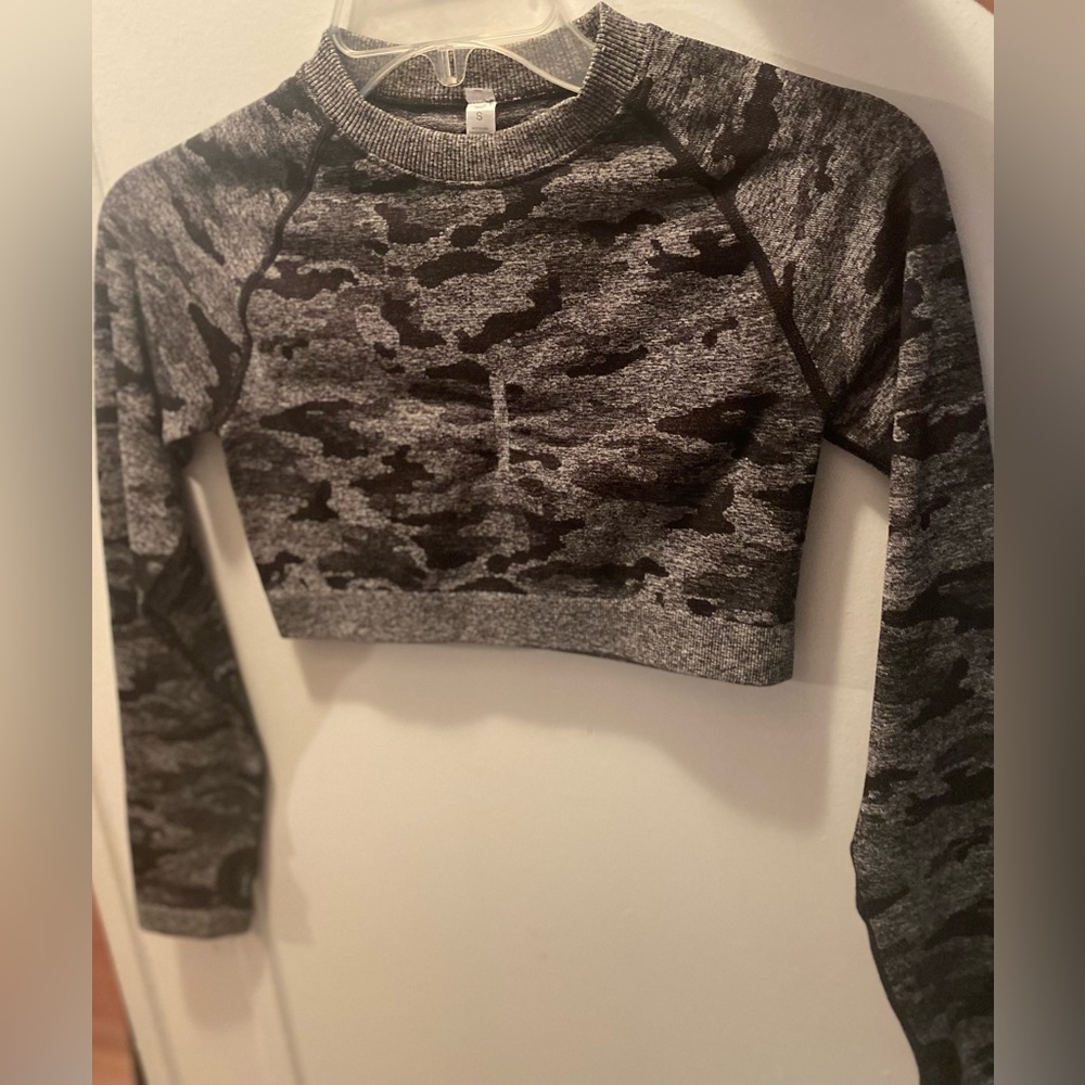 Long sleeve crop workout shirt